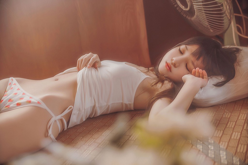 桜桃喵《小背心换水手服》 [萝莉COS] 写真集[144P]