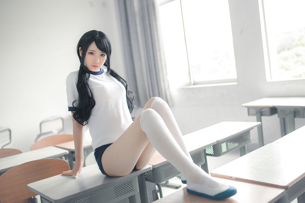 疯猫ss《体操服白丝》 [萝莉COS] 写真集[46P]