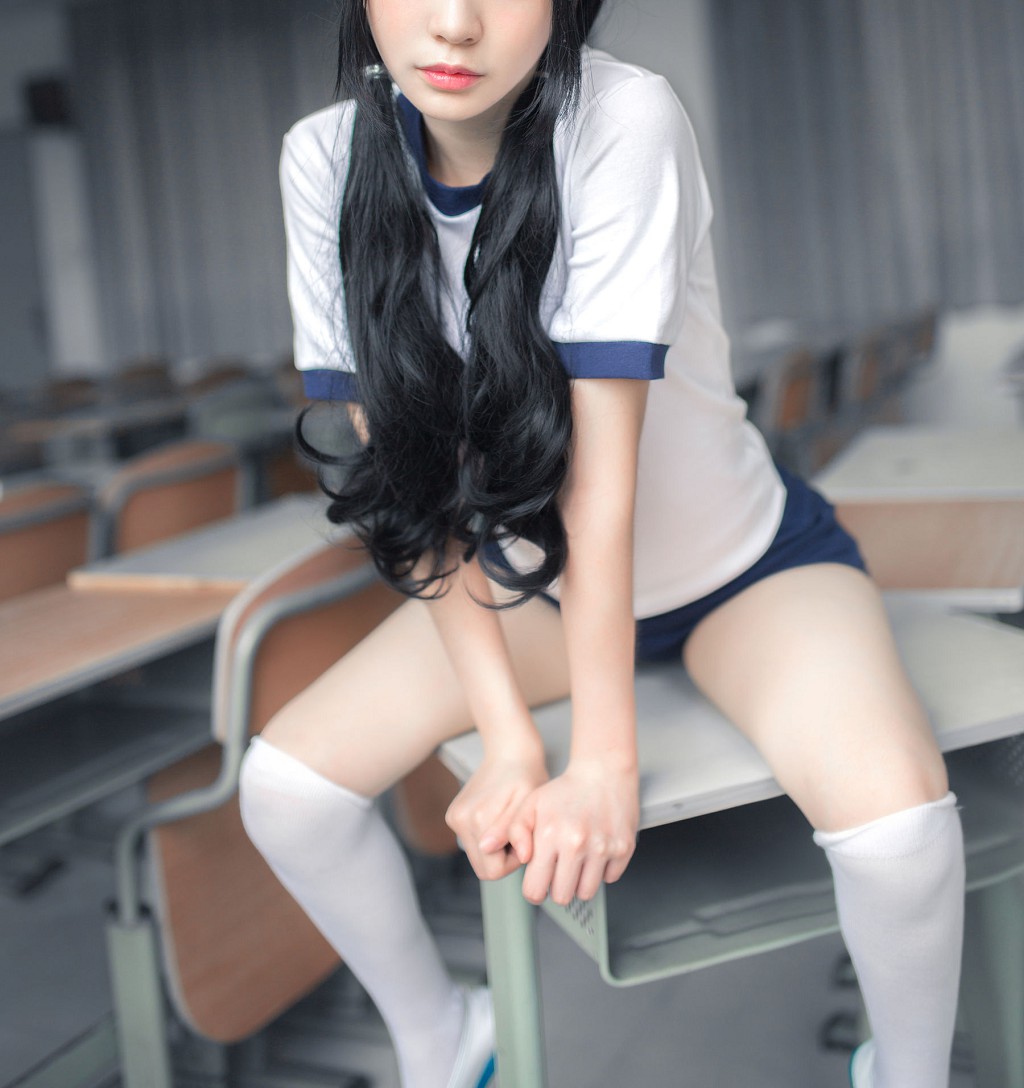 疯猫ss《体操服白丝》 [萝莉COS] 写真集[46P]