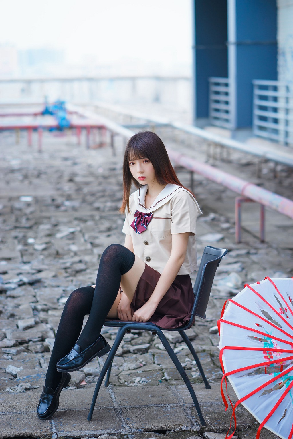 疯猫ss《丝袜狂想曲(伞)》 [萝莉COS] 写真集[42P]