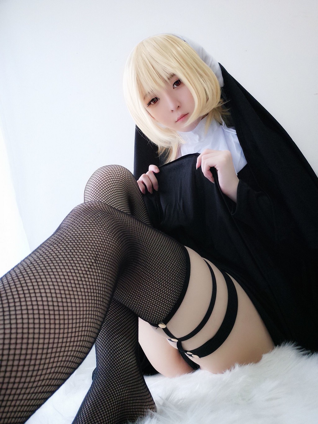 一小央泽 《修女小姐姐（黑）》 [Cosplay美女] 写真集[21P]