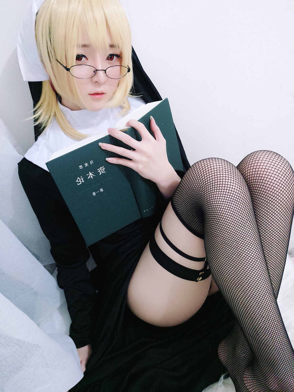 一小央泽 《修女小姐姐（黑）》 [Cosplay美女] 写真集[21P]