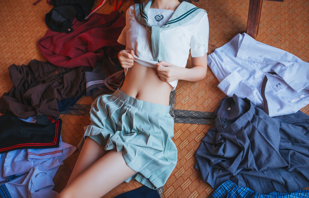 疯猫ss《黑丝 ・ JK ・ 少女》 [萝莉COS] 写真集[47P]