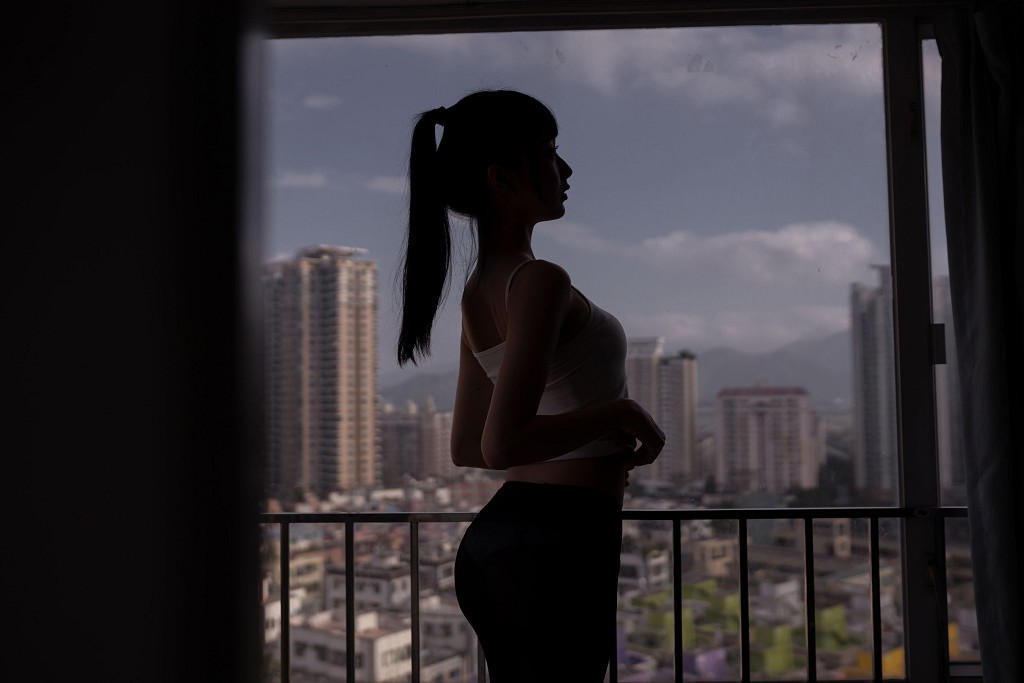 木绵绵OwO《背心黑丝居家》 [COSER美女] 写真集[40P]