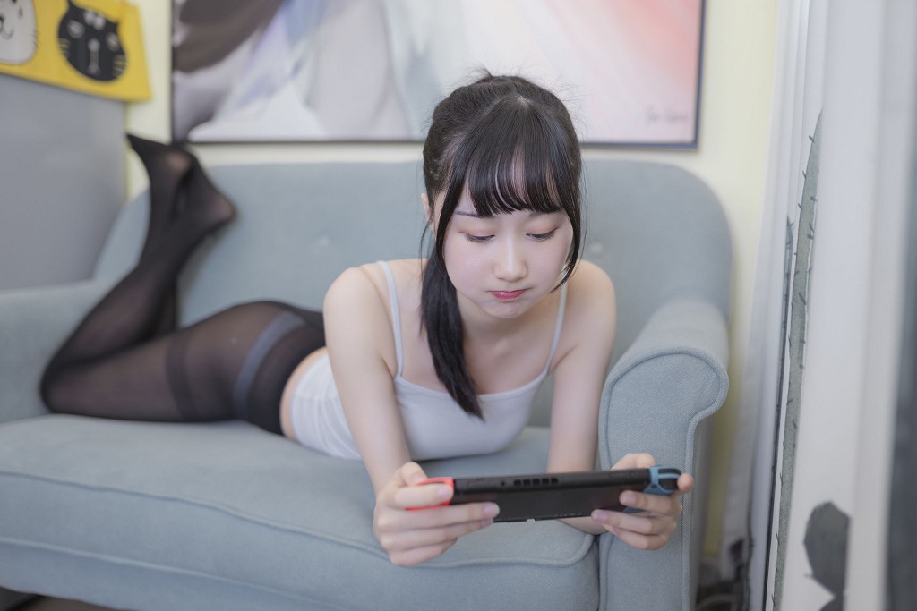 木绵绵OwO《背心黑丝居家》 [COSER美女] 写真集[40P]