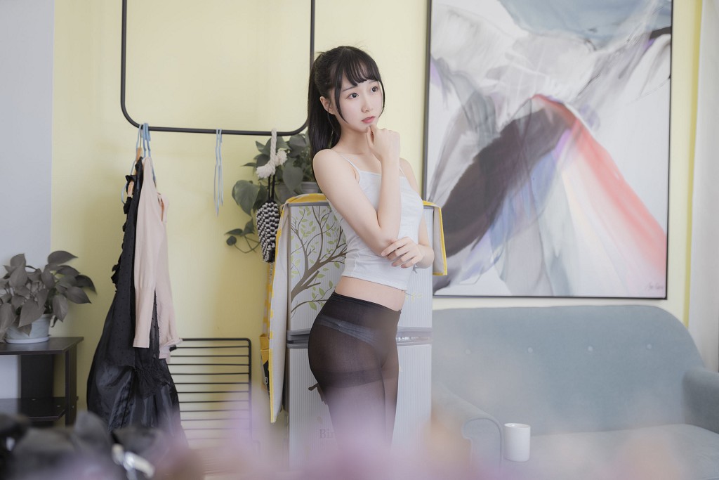 木绵绵OwO《背心黑丝居家》 [COSER美女] 写真集[40P]