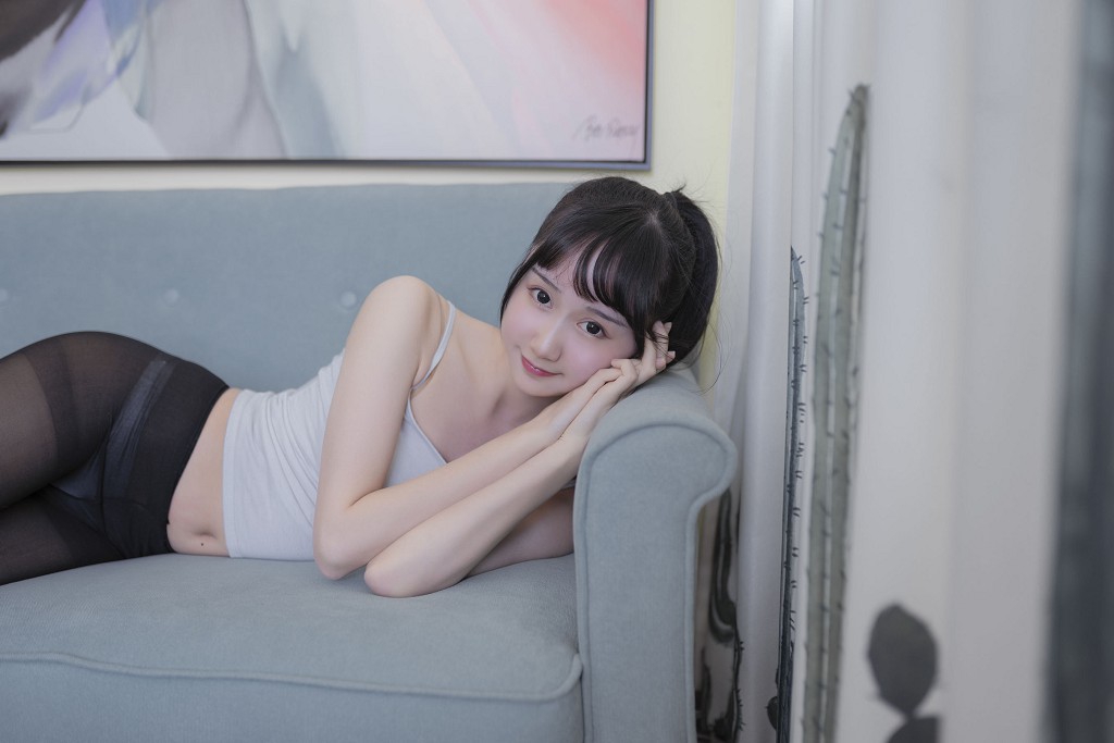 木绵绵OwO《背心黑丝居家》 [COSER美女] 写真集[40P]