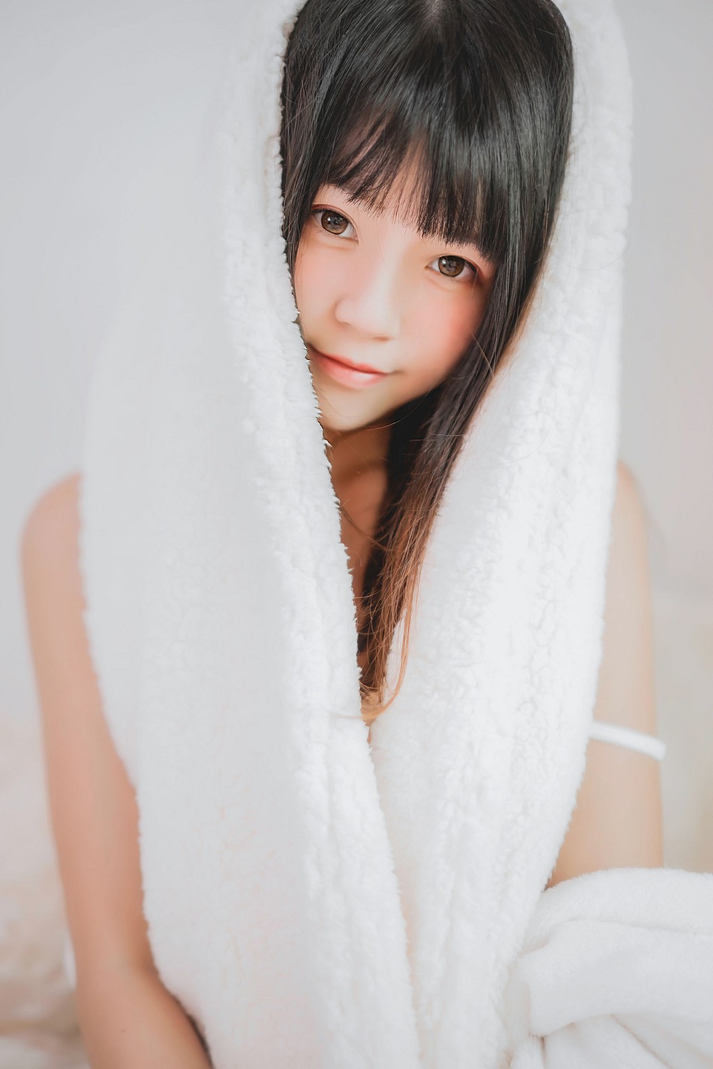 桜桃喵《冬眠》 [萝莉COS] 写真集[38P]