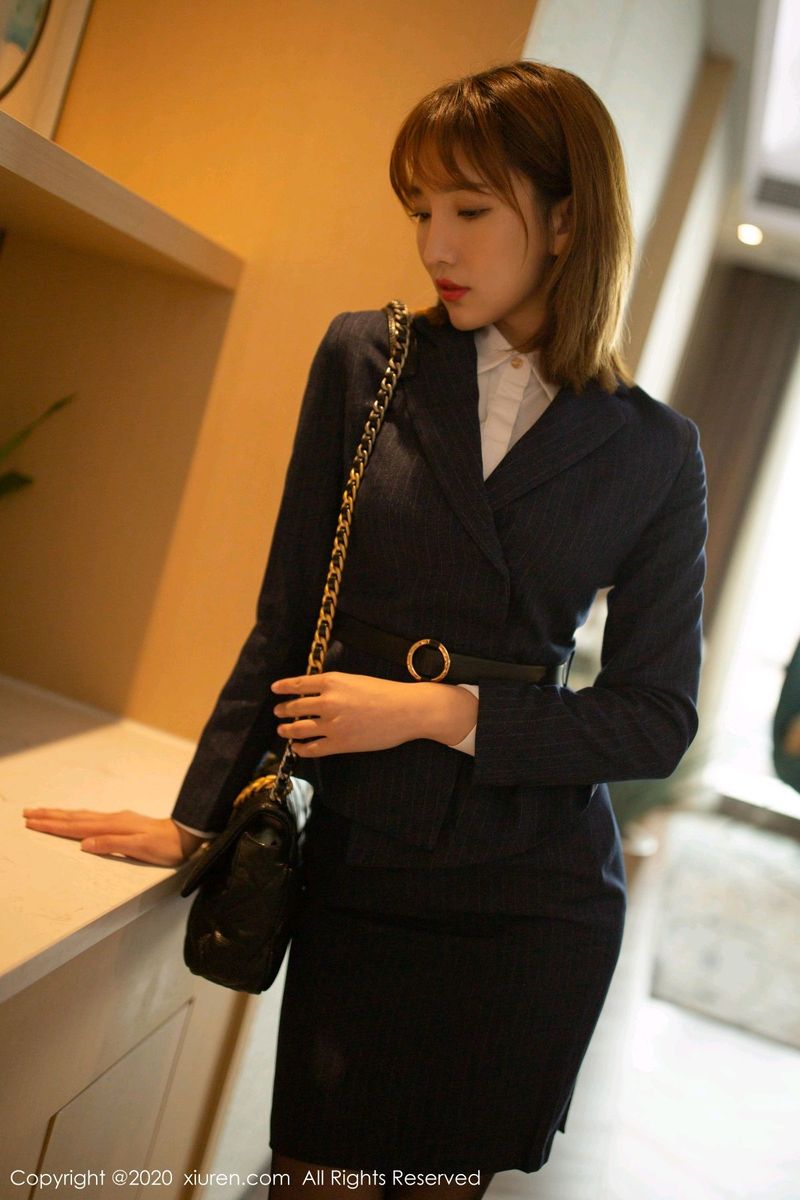 秀人网性感女神陆萱萱黑丝美腿职场OL内衣诱惑束缚主题写真