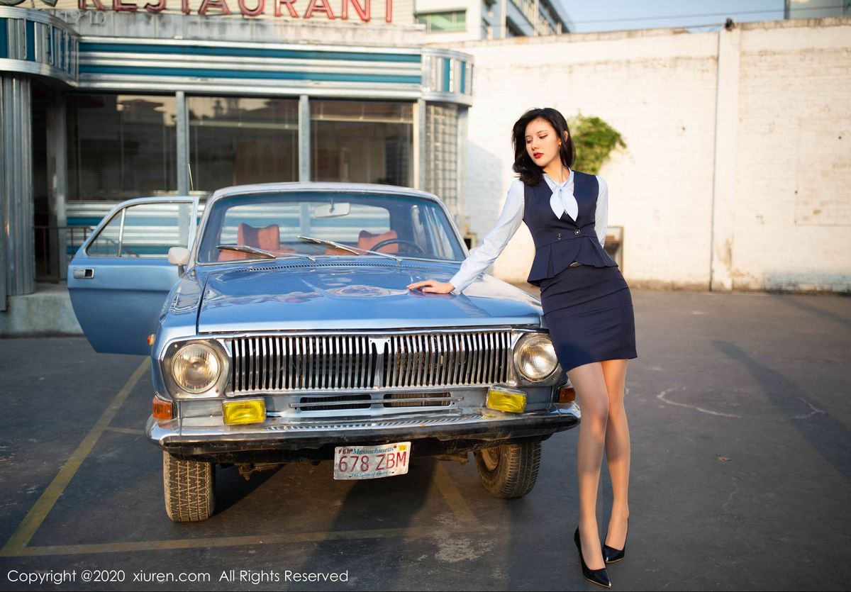秀人网性感女神就是阿朱啊变身餐厅经理全新制服丝袜写真