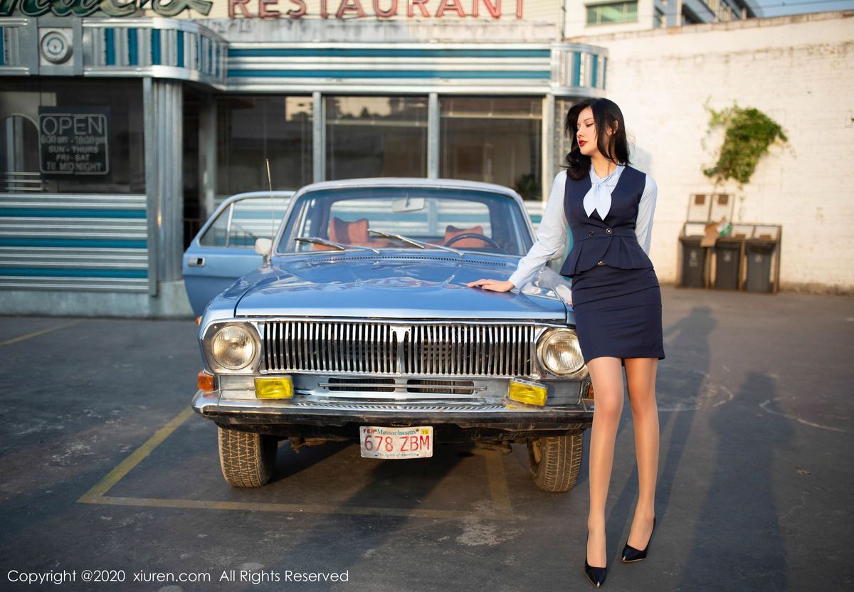 秀人网性感女神就是阿朱啊变身餐厅经理全新制服丝袜写真