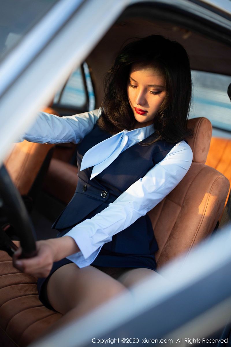 秀人网性感女神就是阿朱啊变身餐厅经理全新制服丝袜写真