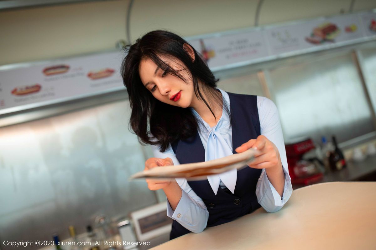 秀人网性感女神就是阿朱啊变身餐厅经理全新制服丝袜写真