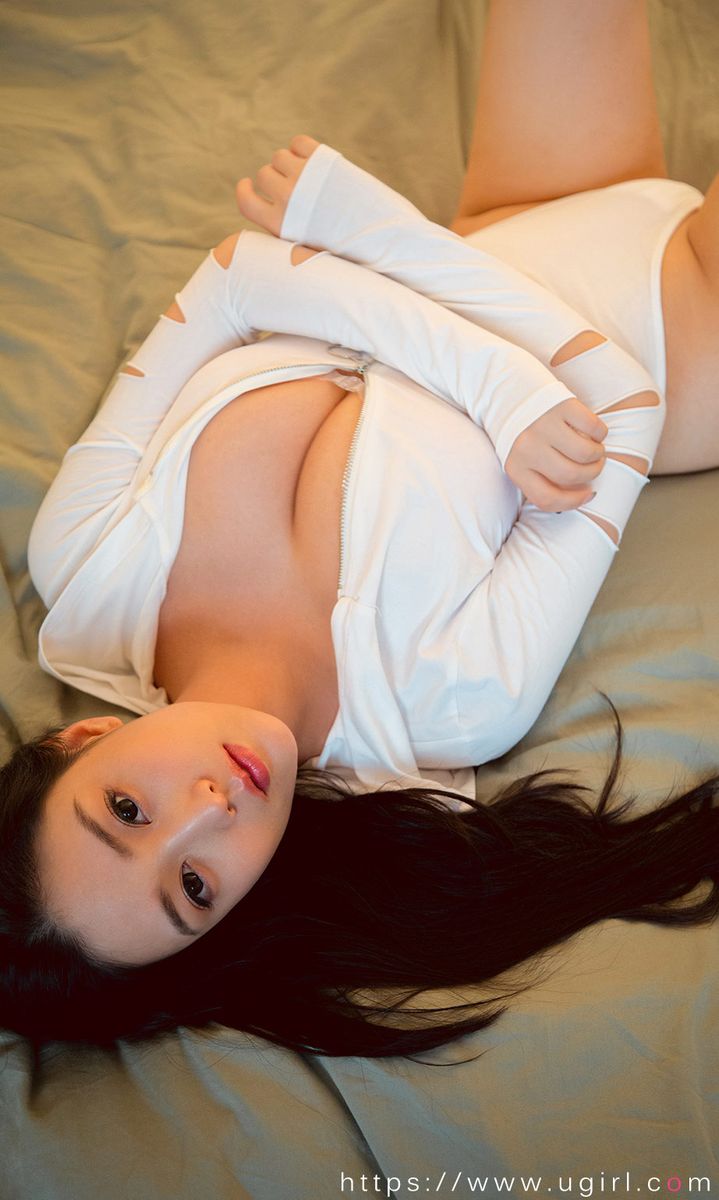 尤果网美女模特小仙雪白肌肤波涛胸涌内衣诱惑新鲜写真