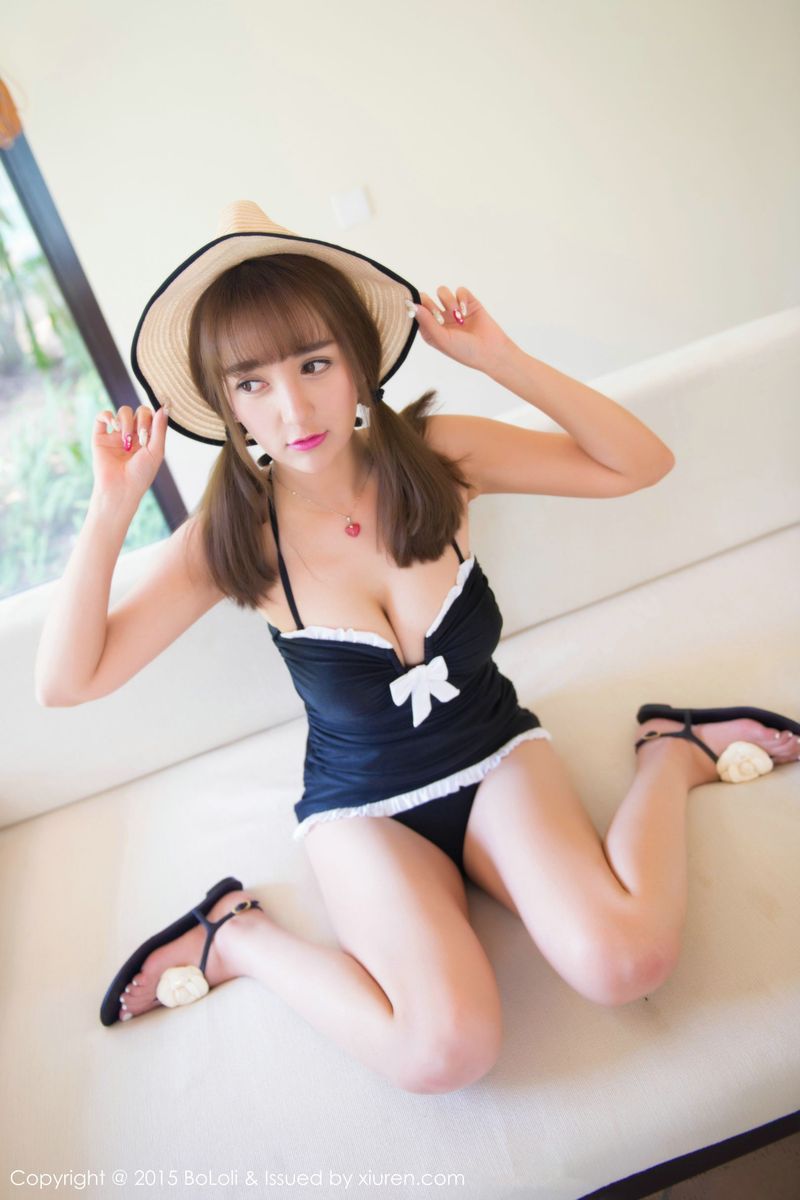 波萝社美女模特Monkey小潘鼠白嫩美胸内衣诱惑三亚旅拍