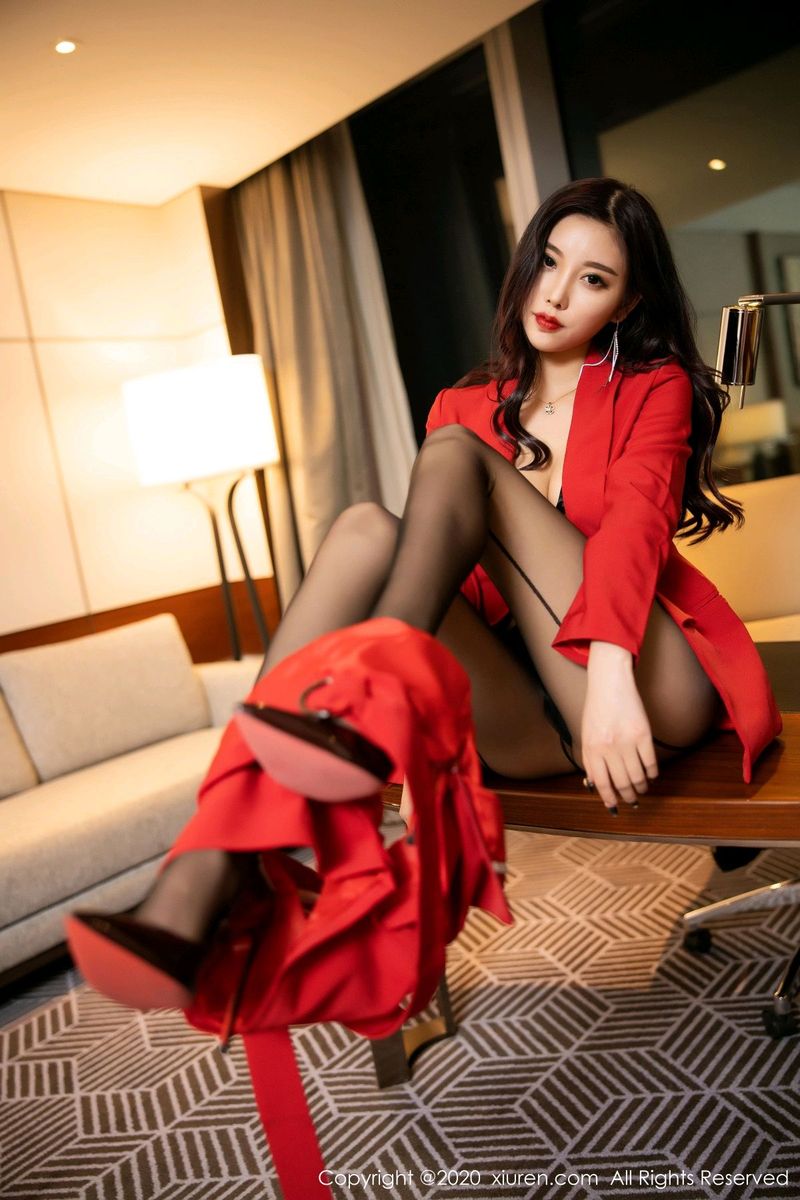 秀人网性感女神杨晨晨sugar黑丝美腿制服诱惑养眼浪漫写真