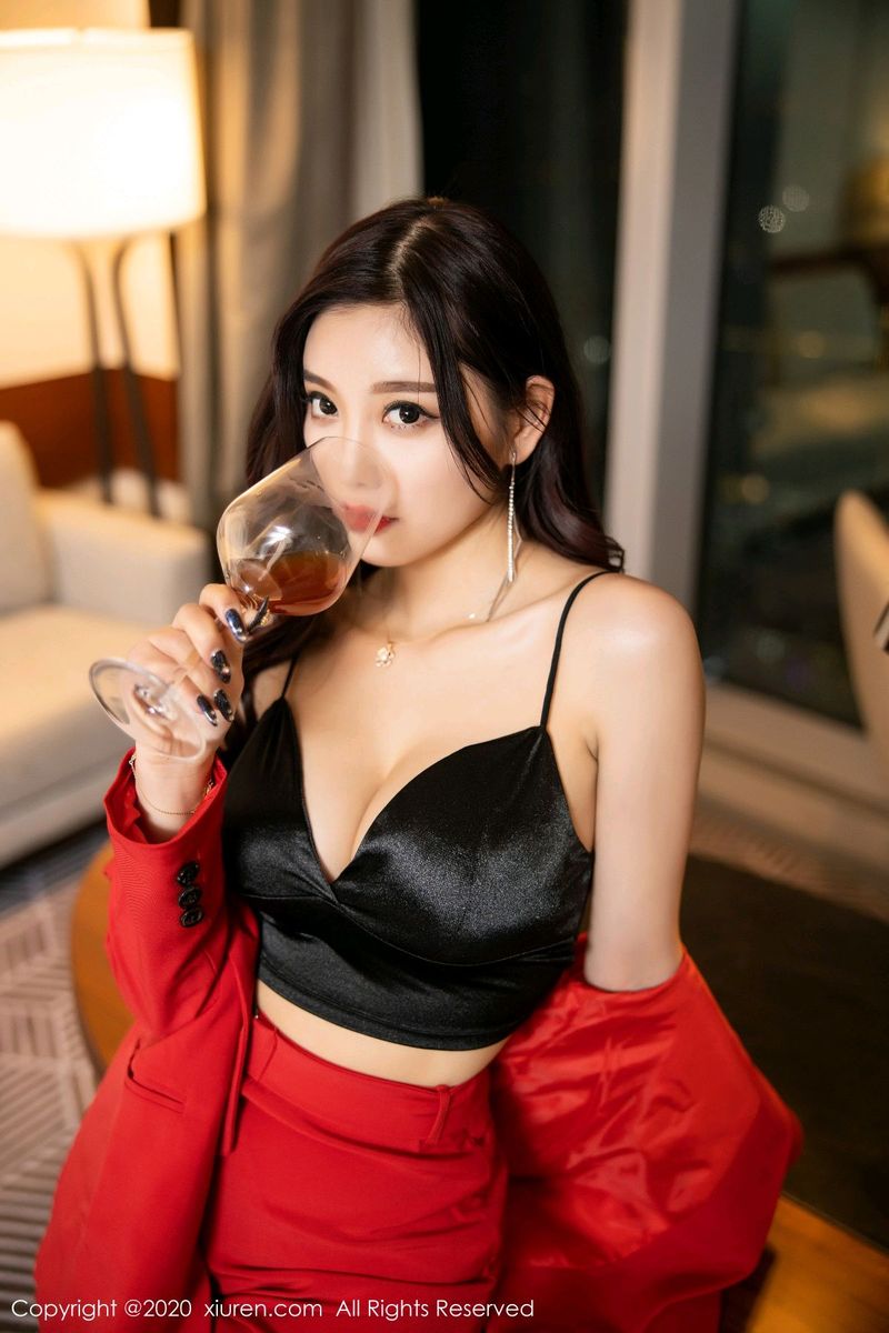 秀人网性感女神杨晨晨sugar黑丝美腿制服诱惑养眼浪漫写真