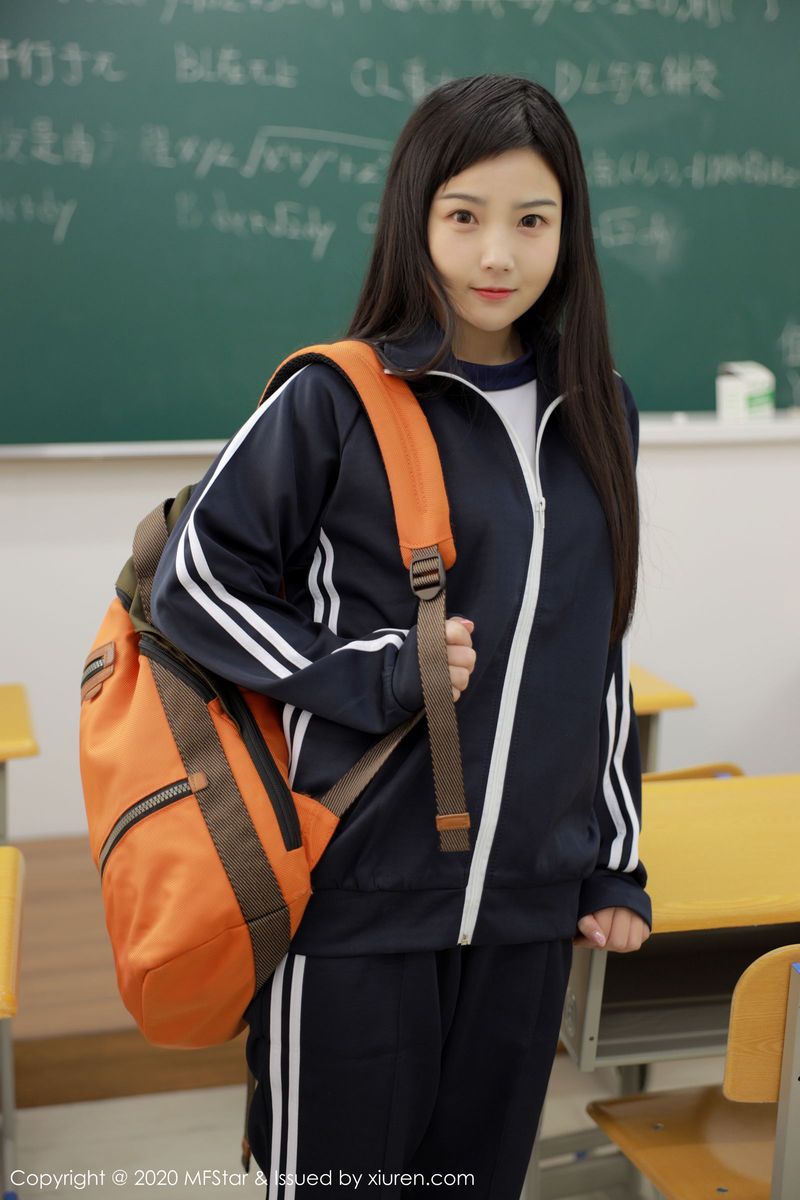 模范学院美女模特徐微微mia学生制服教室真实场景性感写真