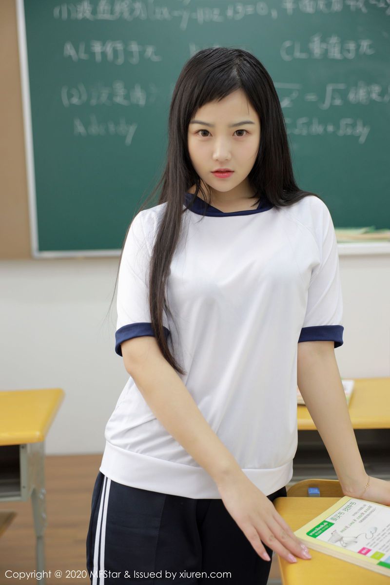 模范学院美女模特徐微微mia学生制服教室真实场景性感写真