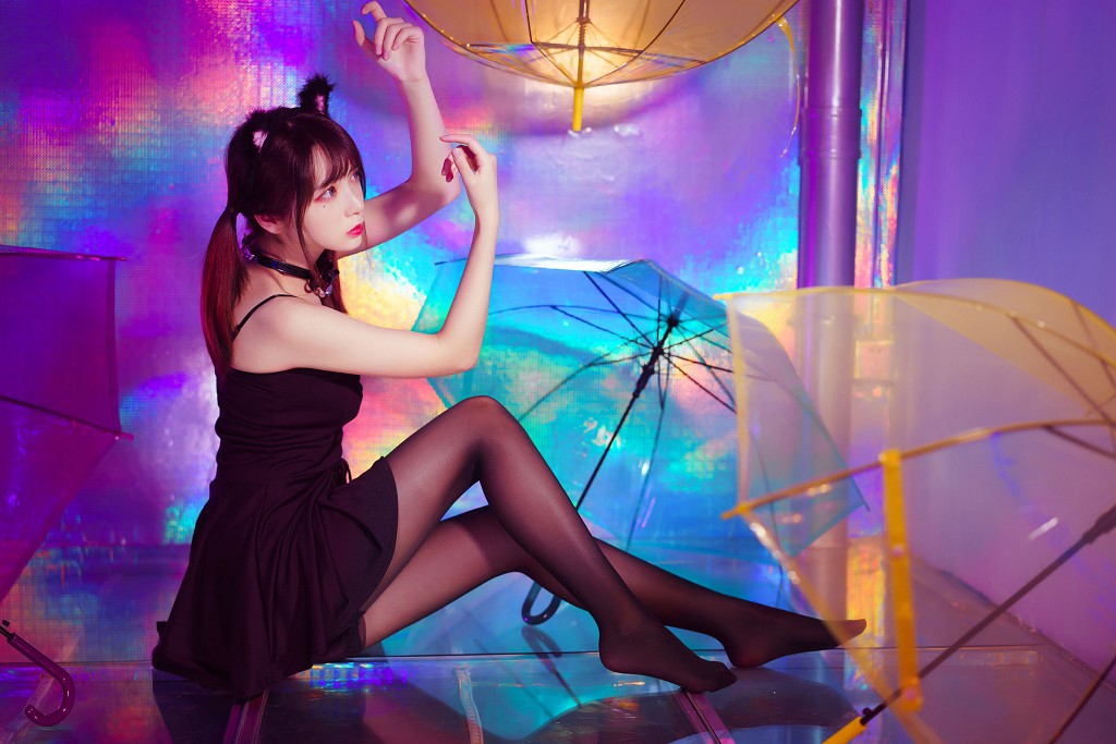 疯猫ss《丝袜狂想曲(光)》 [萝莉COS] 写真集[34P]