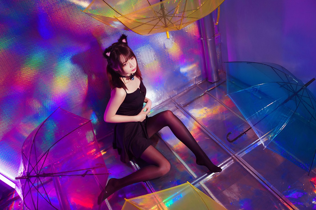 疯猫ss《丝袜狂想曲(光)》 [萝莉COS] 写真集[34P]