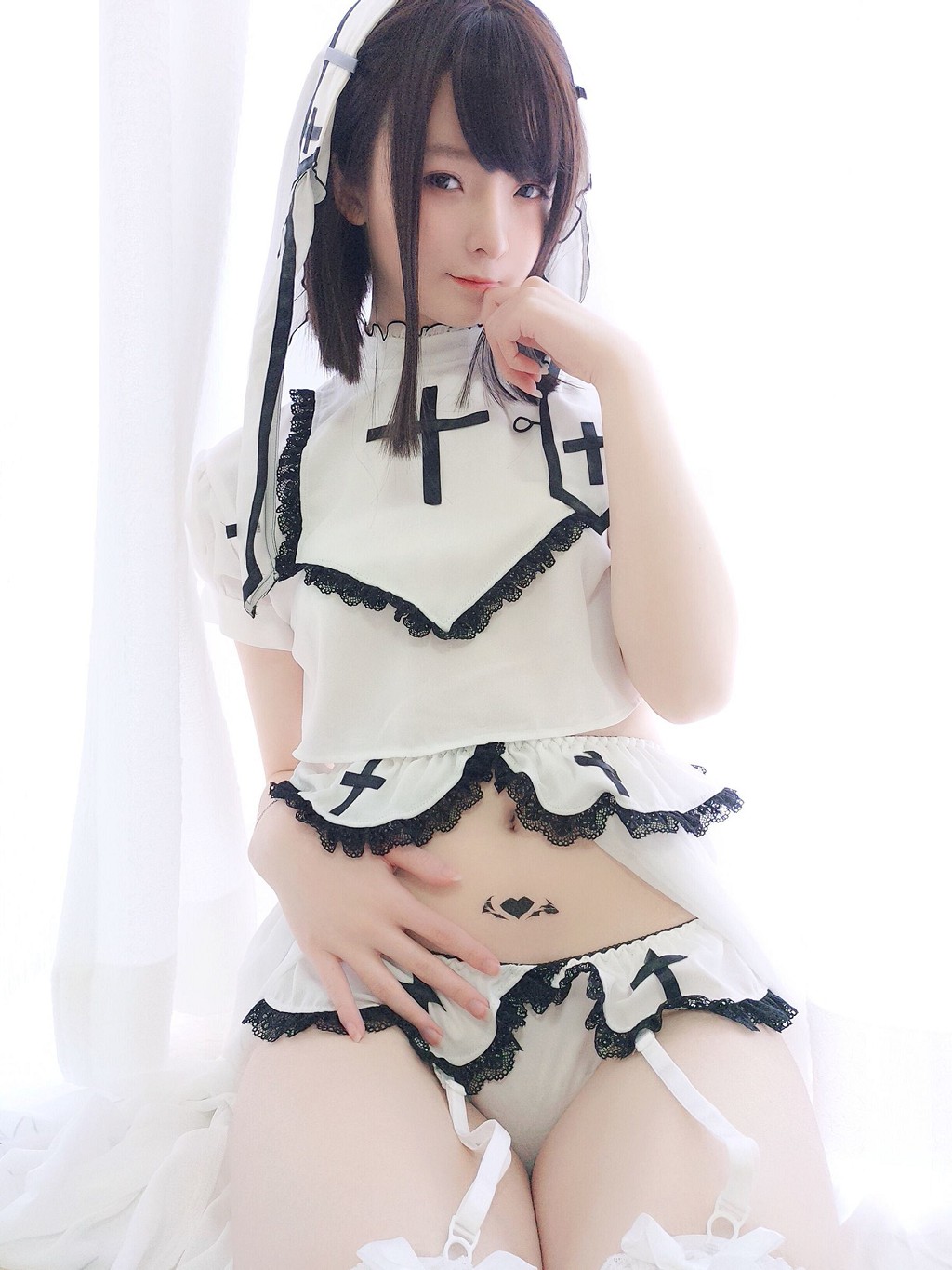 一小央泽《白修女》 [Cosplay福利] 写真集[32P]