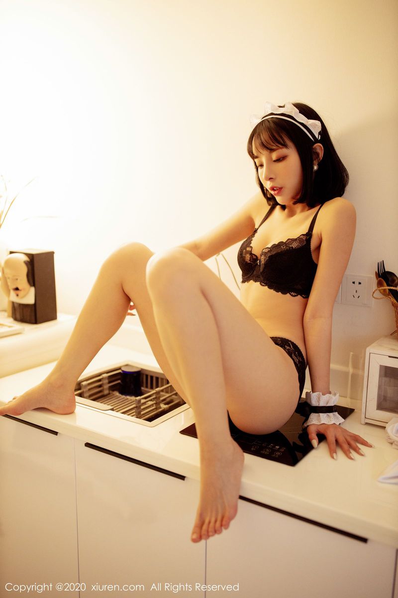 秀人网美女模特陈小喵情趣女仆装扮长筒袜内衣诱惑写真