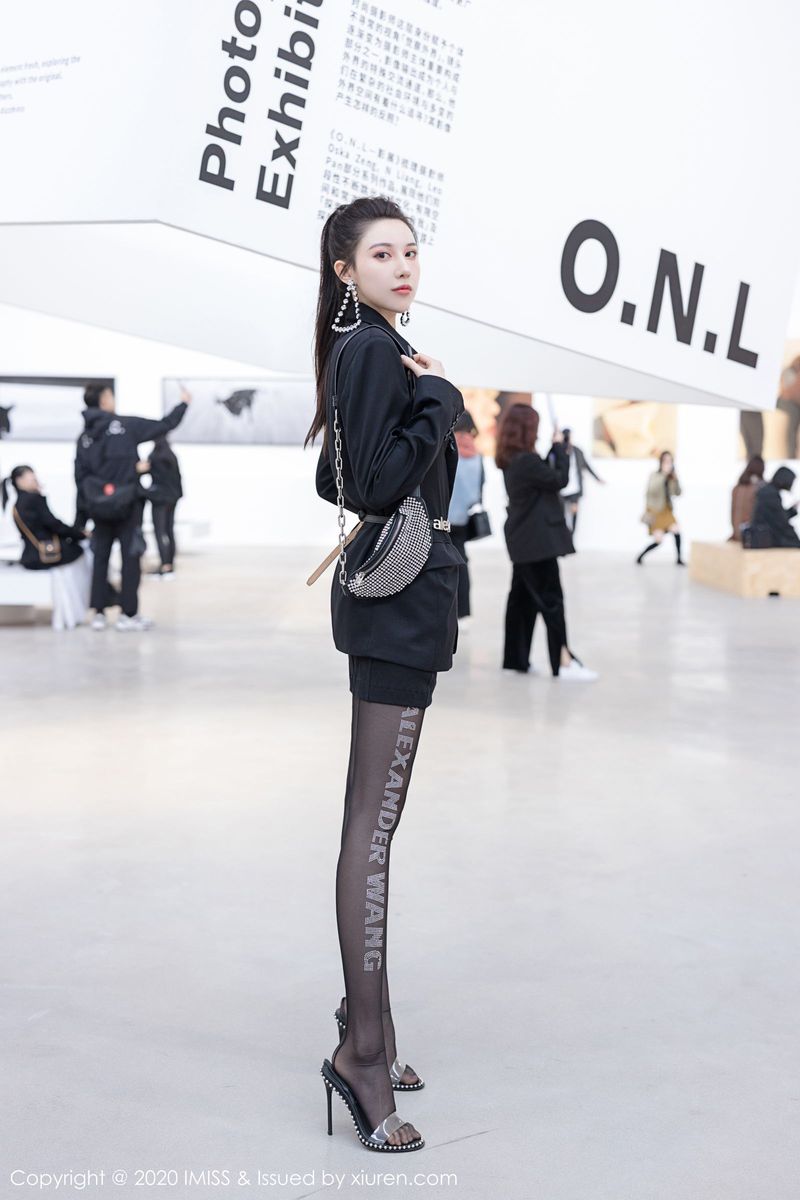 爱蜜社性感女神Lynn刘奕宁高挑身材丝袜美腿迷人气质写真