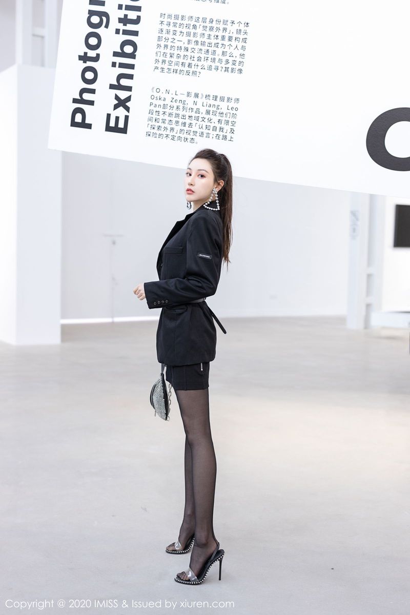 爱蜜社性感女神Lynn刘奕宁高挑身材丝袜美腿迷人气质写真