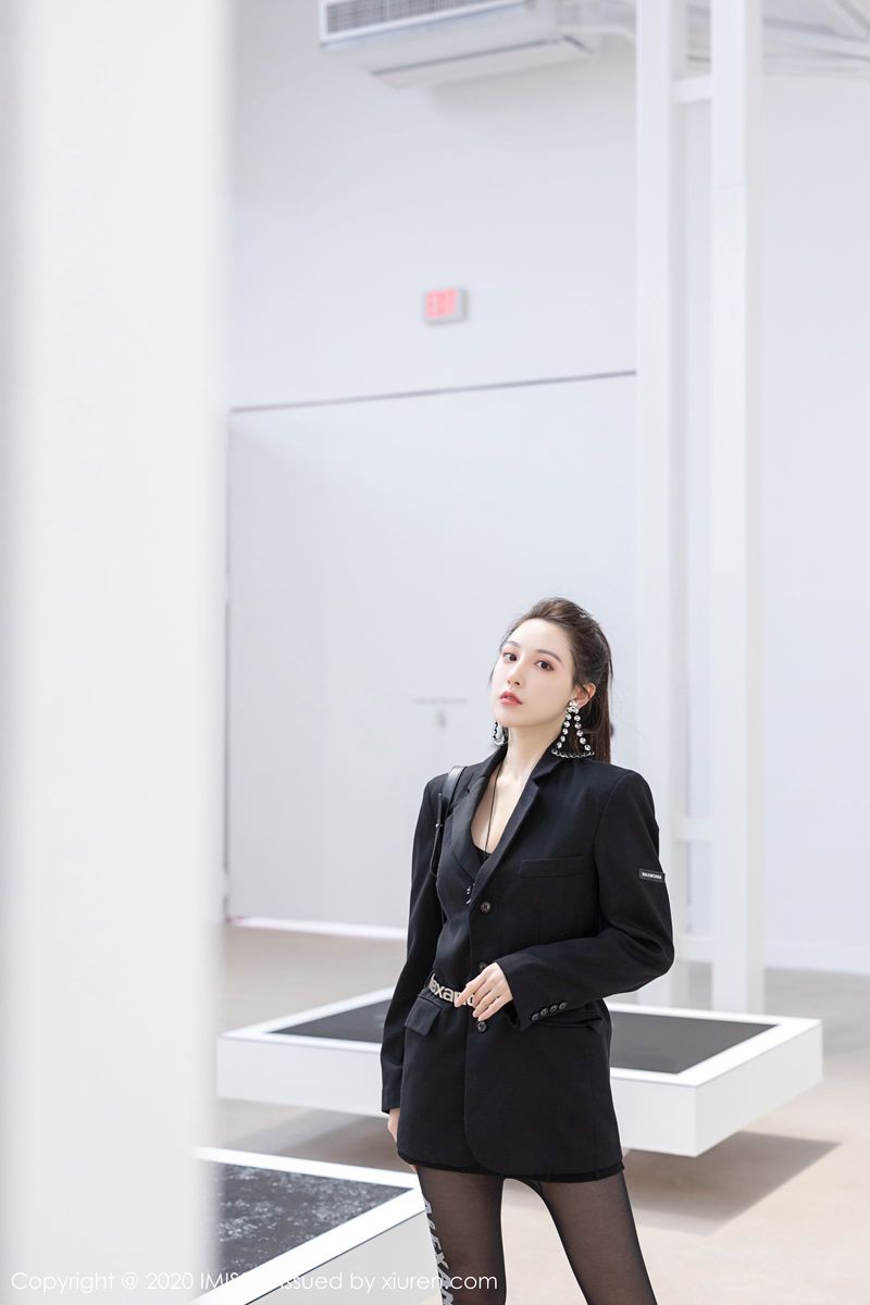 爱蜜社性感女神Lynn刘奕宁高挑身材丝袜美腿迷人气质写真