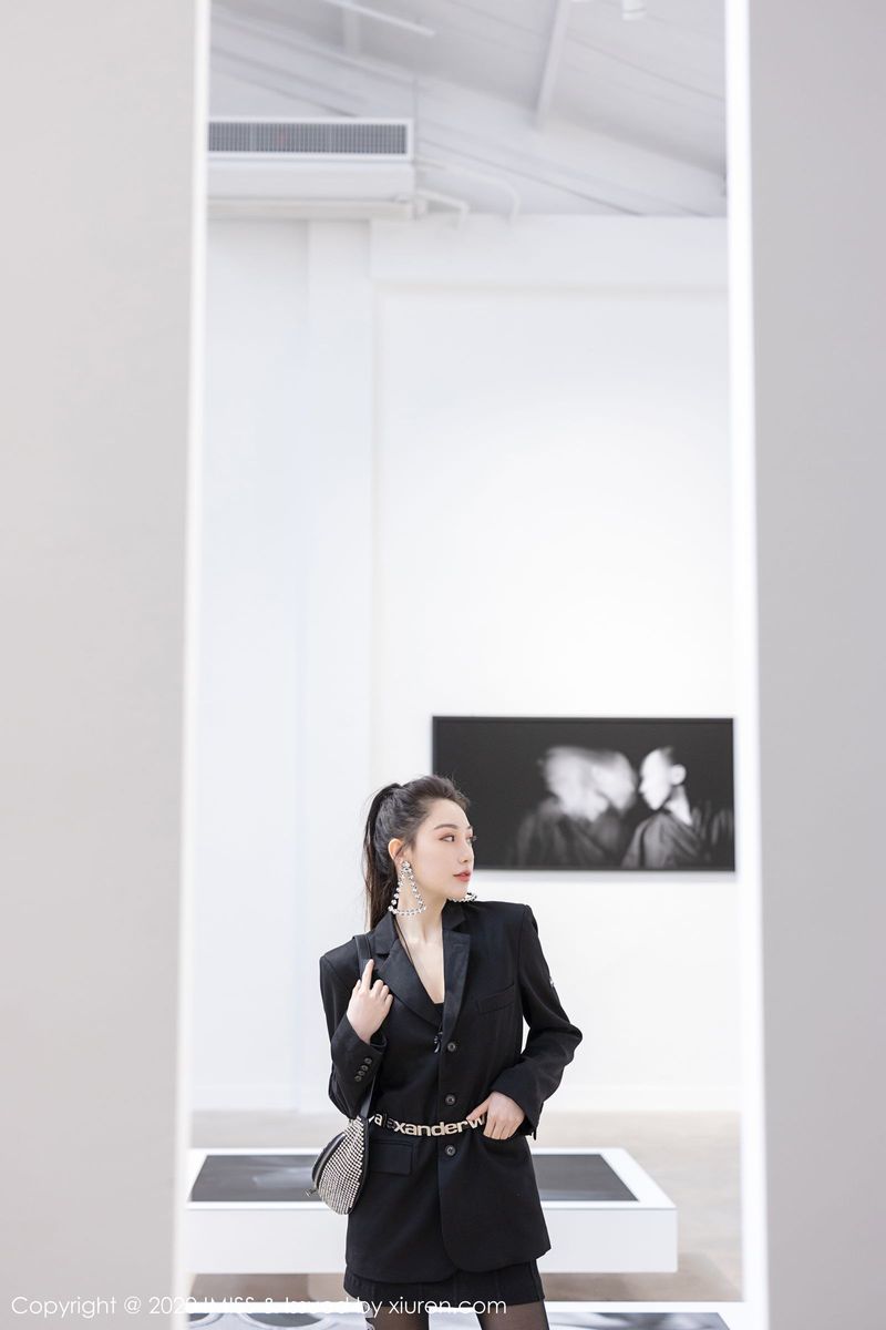 爱蜜社性感女神Lynn刘奕宁高挑身材丝袜美腿迷人气质写真