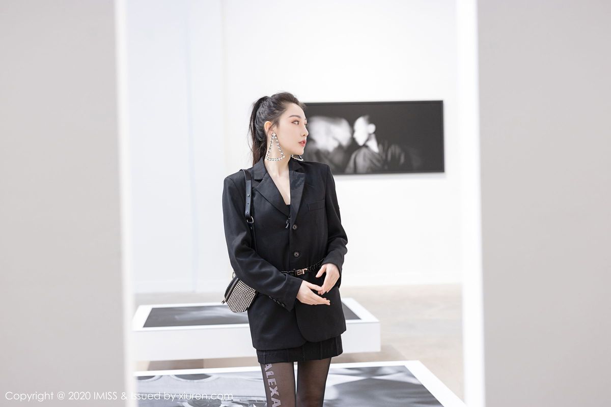 爱蜜社性感女神Lynn刘奕宁高挑身材丝袜美腿迷人气质写真