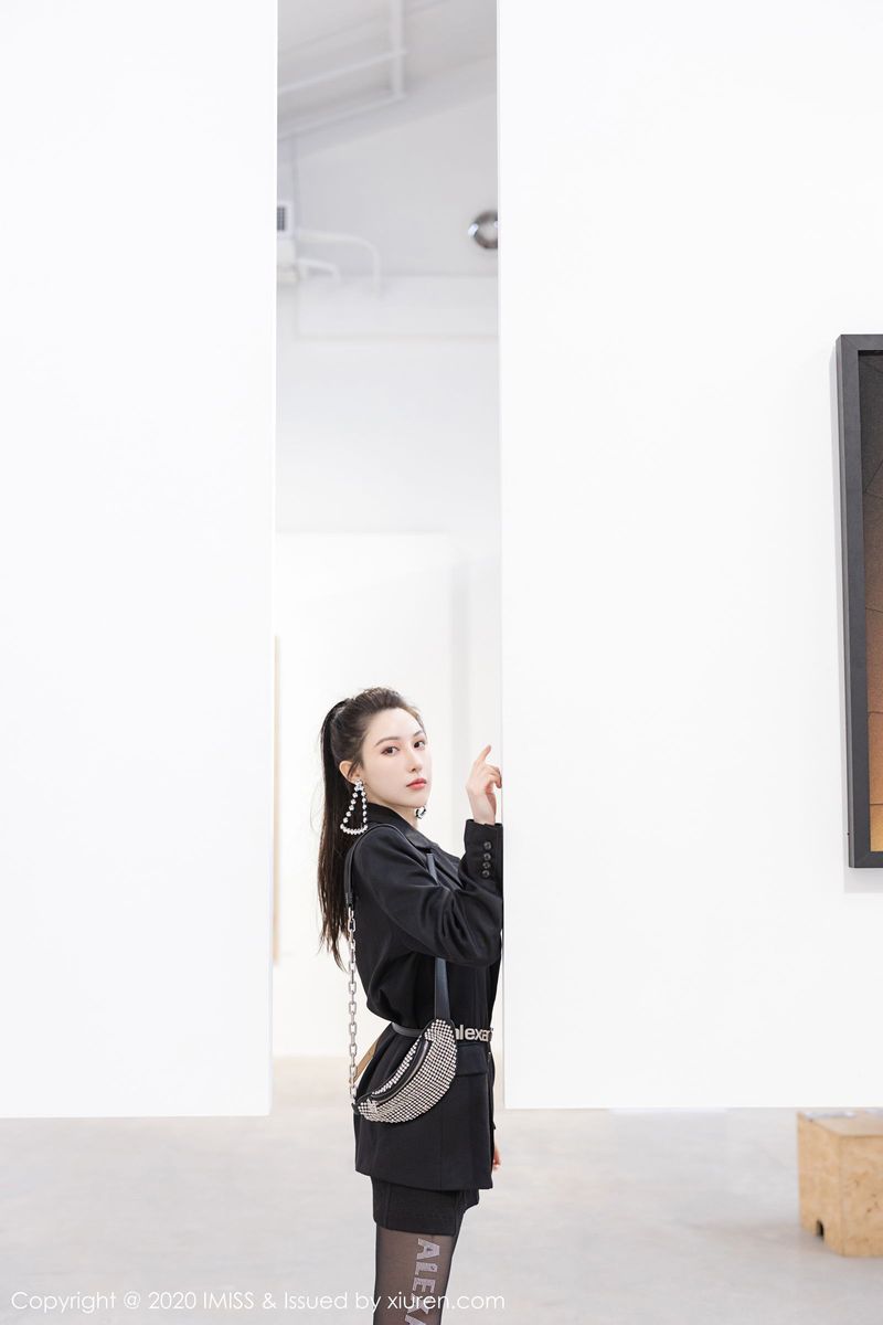 爱蜜社性感女神Lynn刘奕宁高挑身材丝袜美腿迷人气质写真