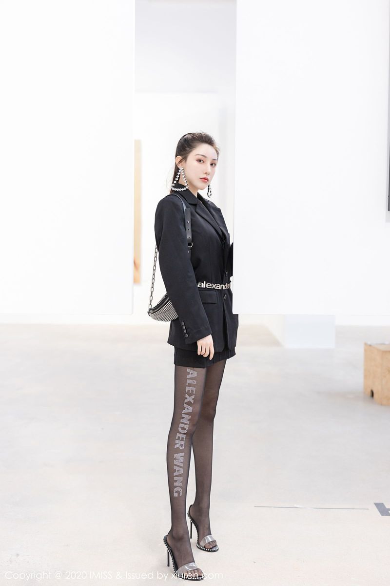 爱蜜社性感女神Lynn刘奕宁高挑身材丝袜美腿迷人气质写真