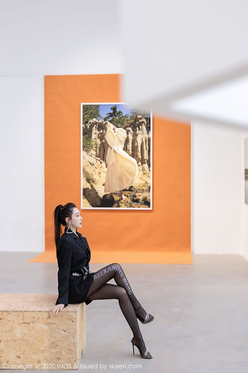 爱蜜社性感女神Lynn刘奕宁高挑身材丝袜美腿迷人气质写真