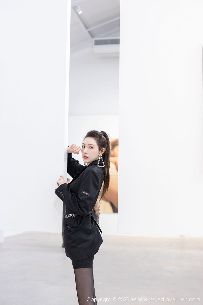 爱蜜社性感女神Lynn刘奕宁高挑身材丝袜美腿迷人气质写真