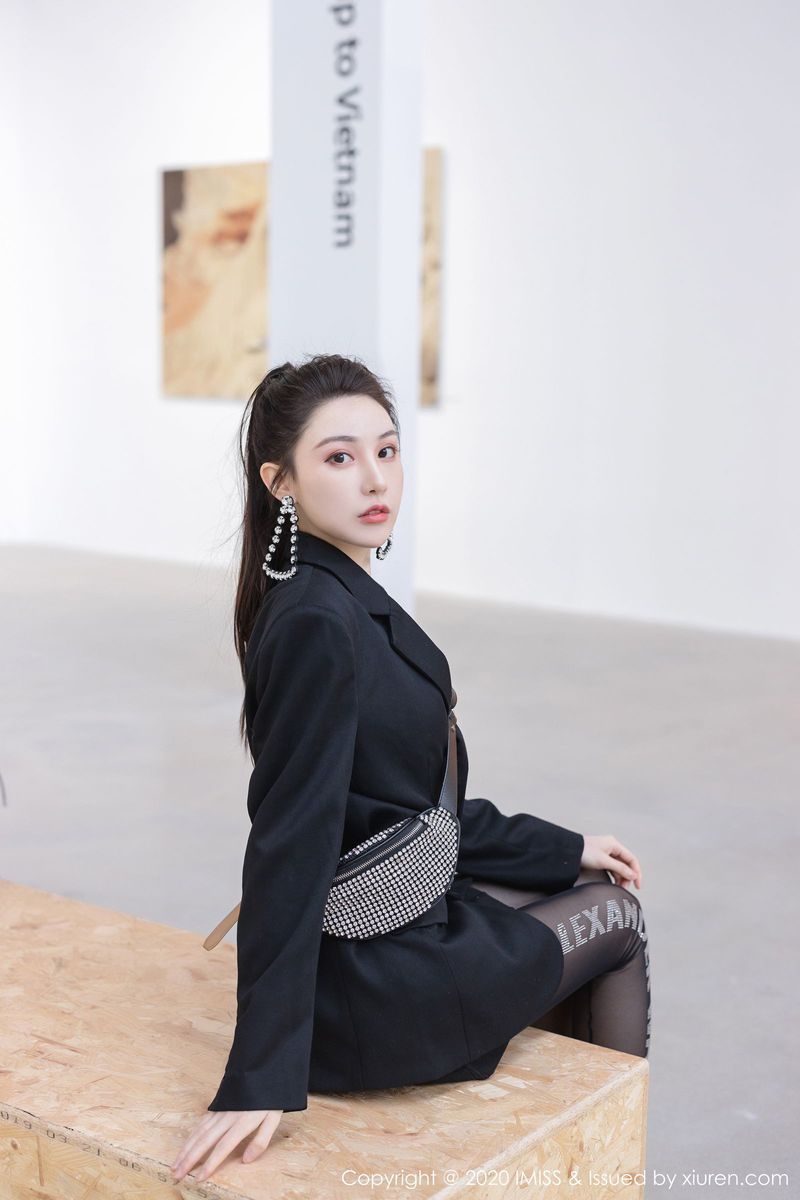 爱蜜社性感女神Lynn刘奕宁高挑身材丝袜美腿迷人气质写真