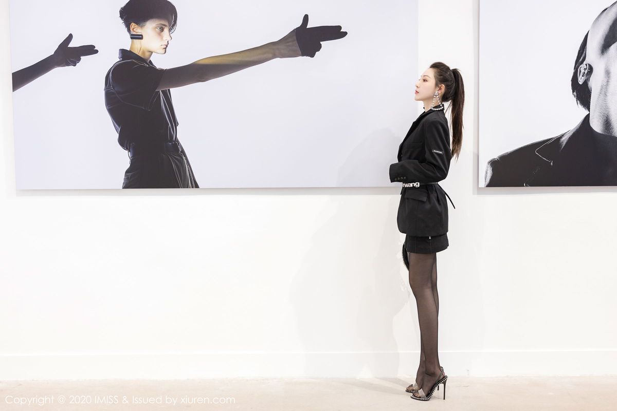 爱蜜社性感女神Lynn刘奕宁高挑身材丝袜美腿迷人气质写真