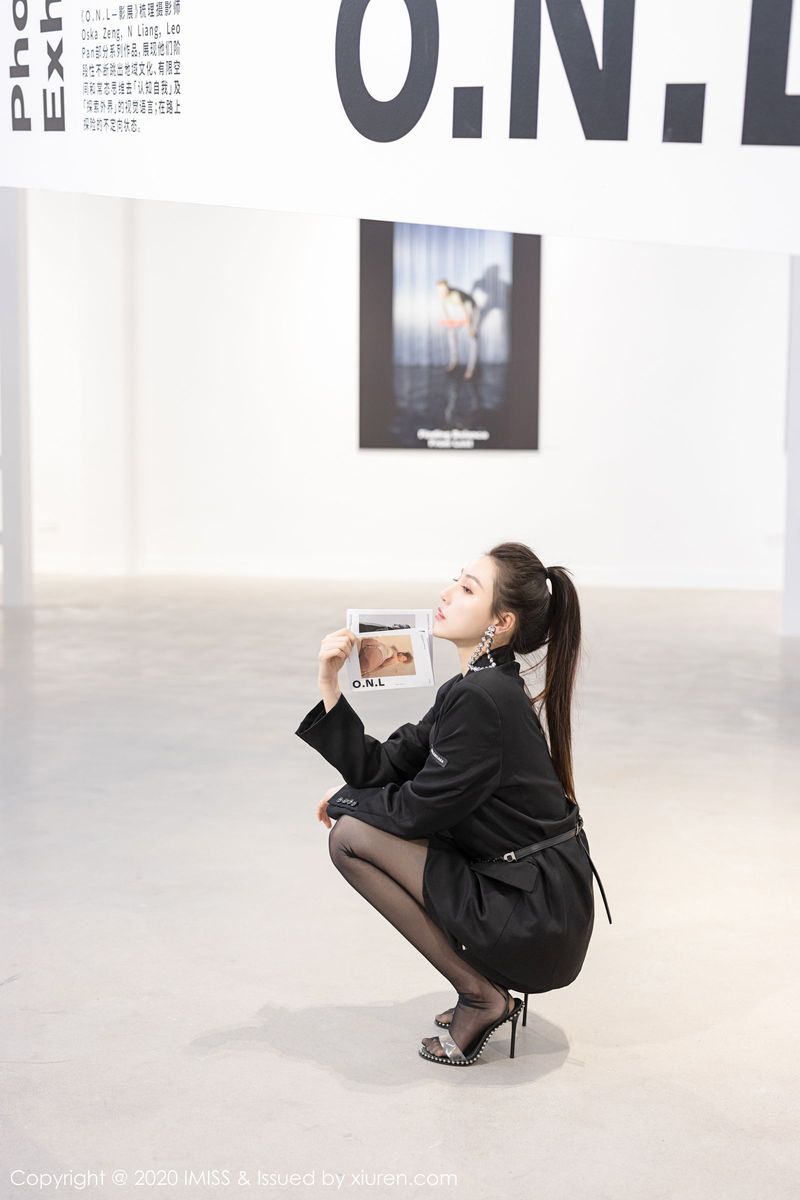 爱蜜社性感女神Lynn刘奕宁高挑身材丝袜美腿迷人气质写真