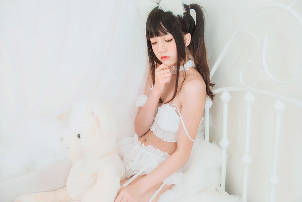 桜桃喵《白猫》 [萝莉COS] 写真集[32P]