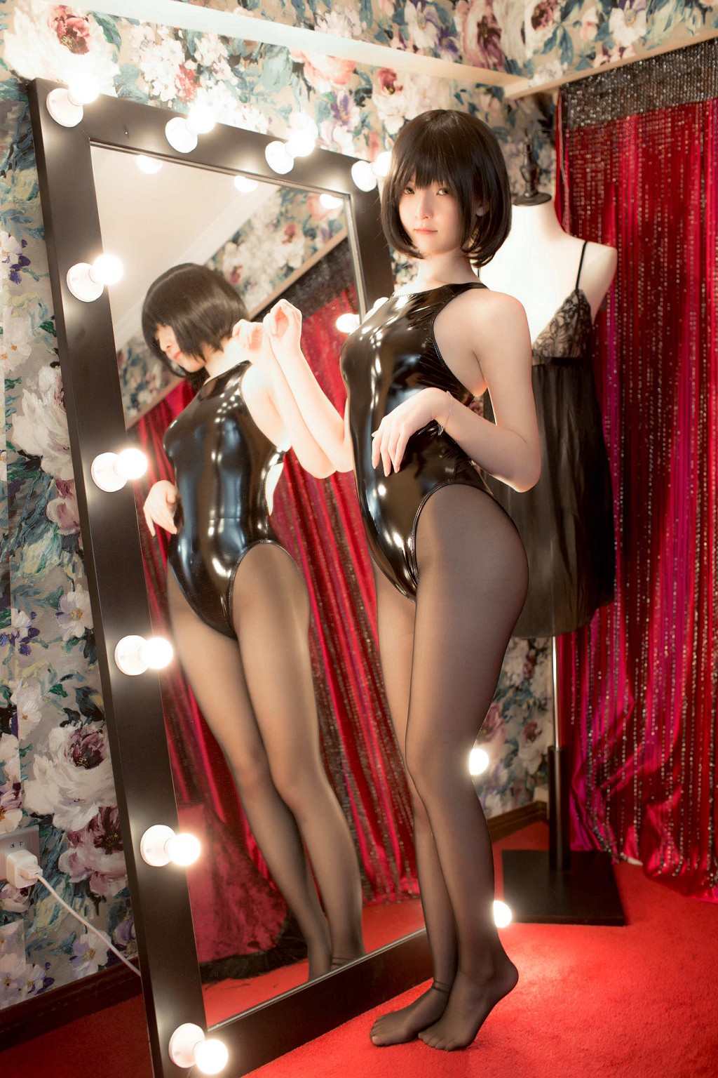 一小央泽《黑丝》 [Cosplay美女] 写真集[33P]