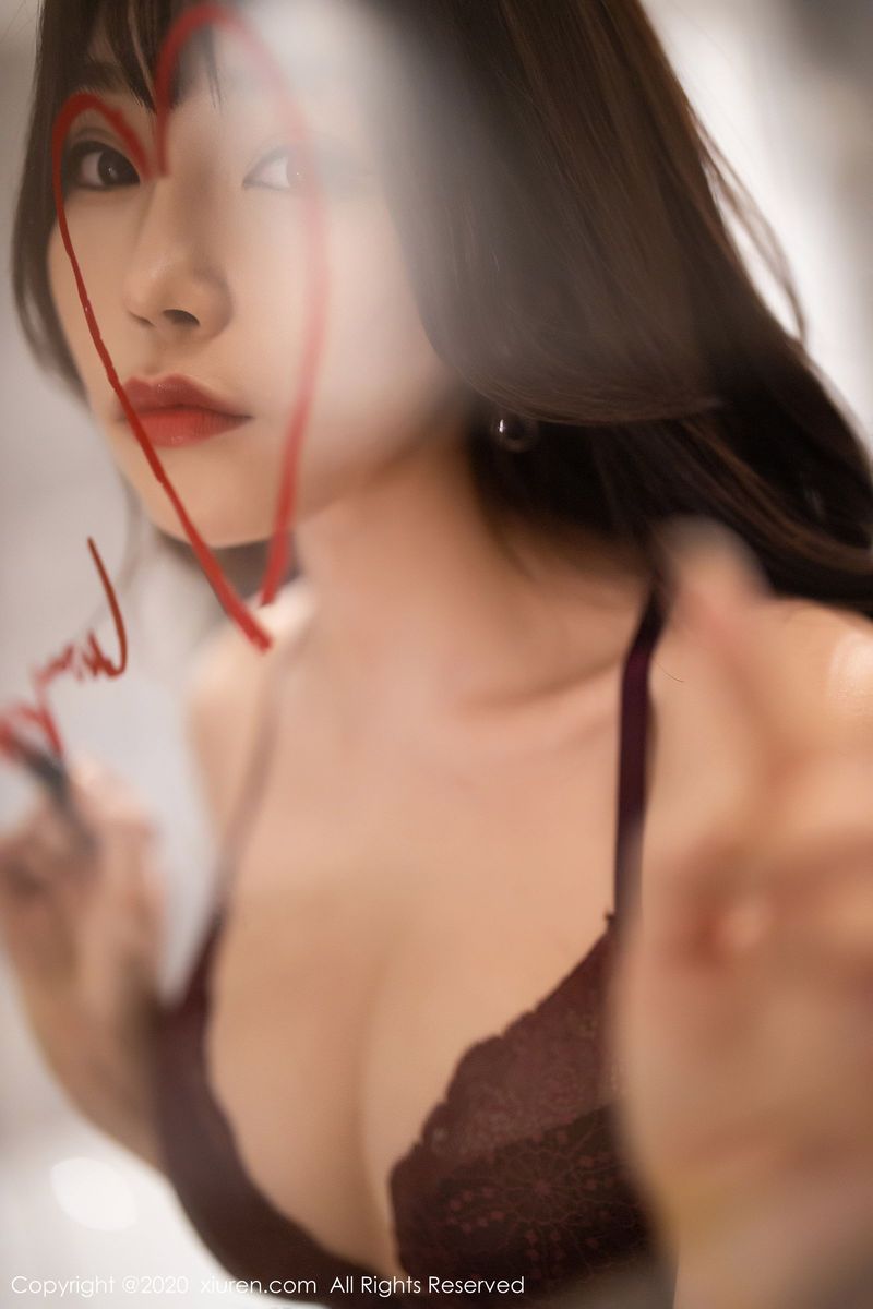 秀人网性感女神Booty芝芝鲜红旗袍黑丝美腿浴室魅惑写真