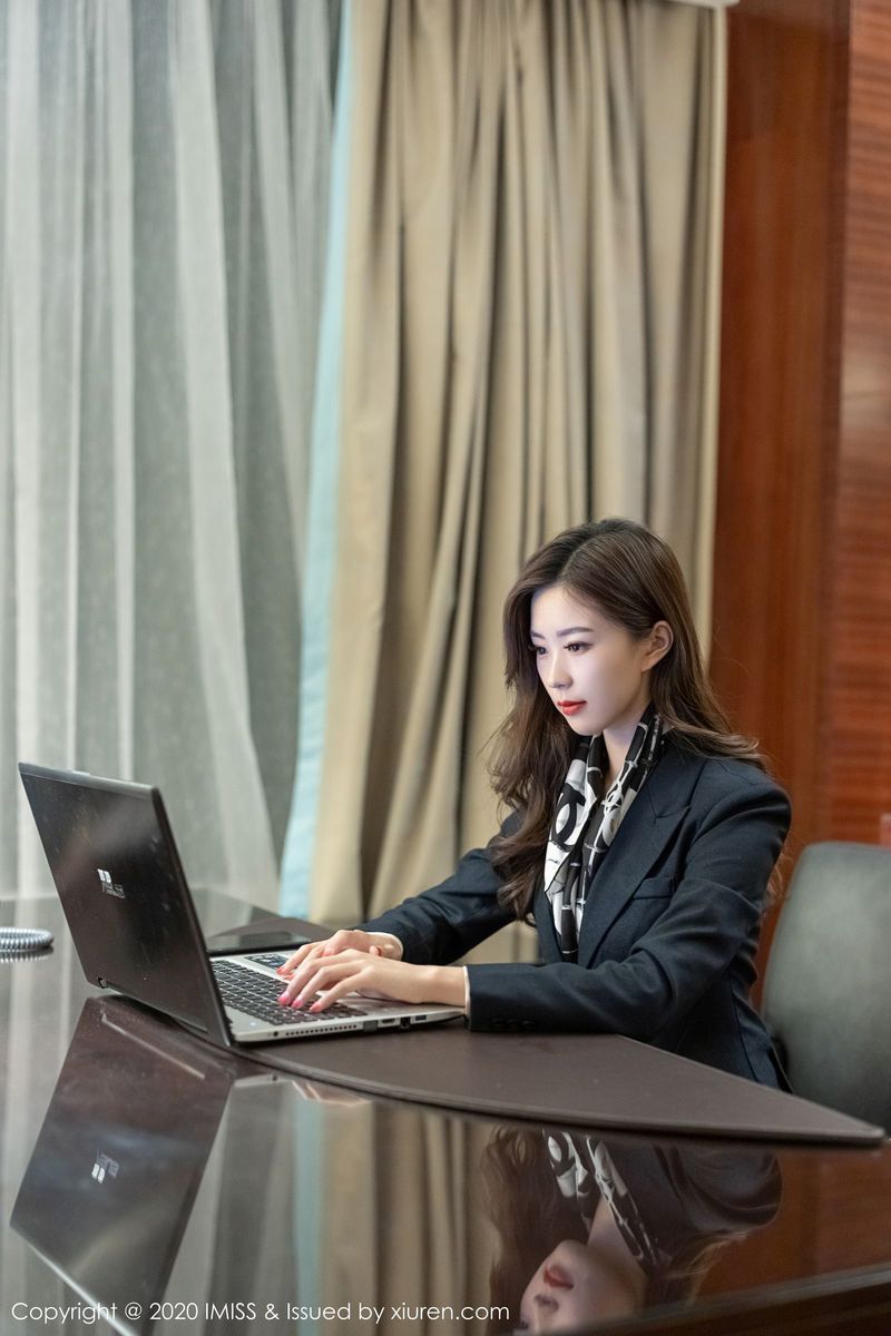 爱蜜社美女模特杨紫嫣Cynthia丝袜美腿女秘书职场OL性感写真