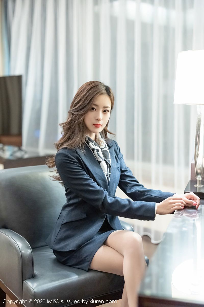 爱蜜社美女模特杨紫嫣Cynthia丝袜美腿女秘书职场OL性感写真