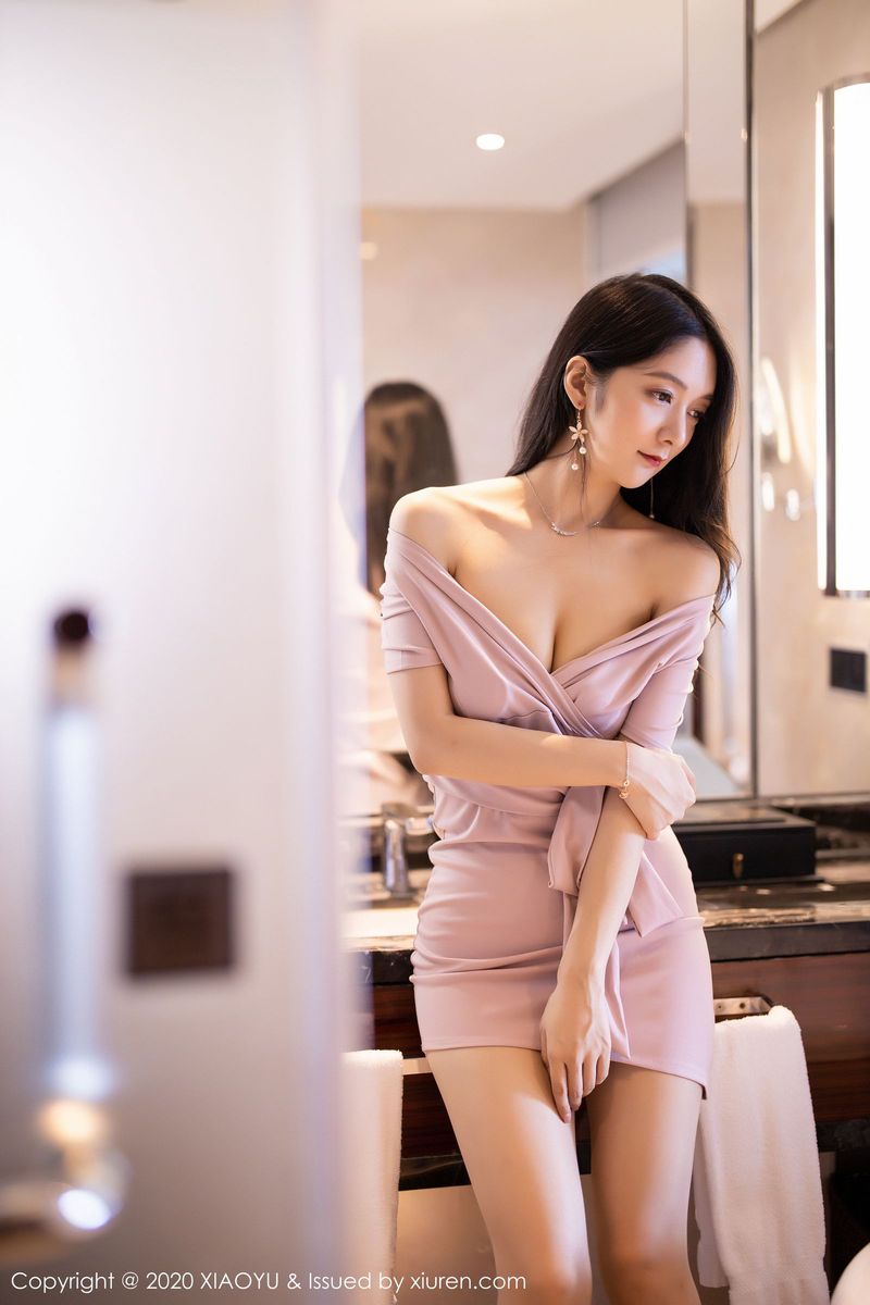 语画界性感女神Angela小热巴丝袜美腿&玫瑰金吊裙曼妙写真