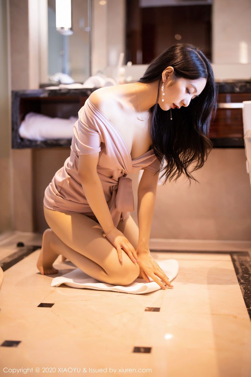 语画界性感女神Angela小热巴丝袜美腿&玫瑰金吊裙曼妙写真