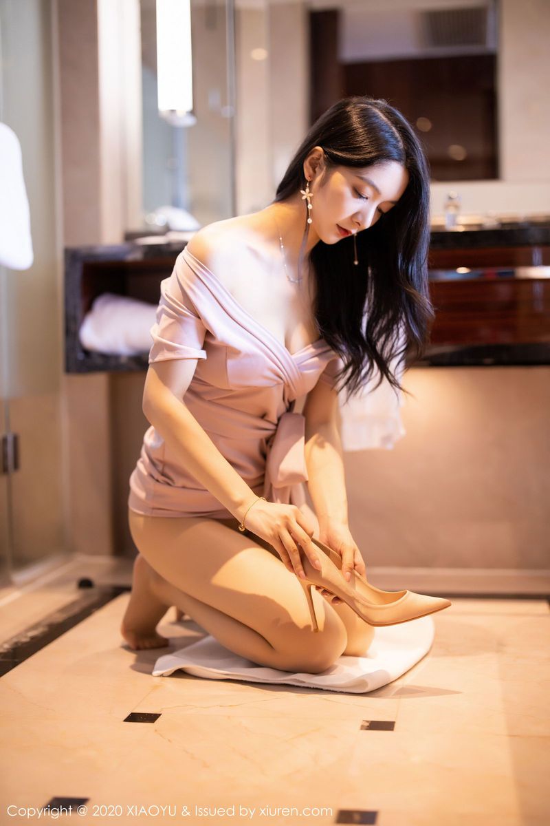 语画界性感女神Angela小热巴丝袜美腿&玫瑰金吊裙曼妙写真