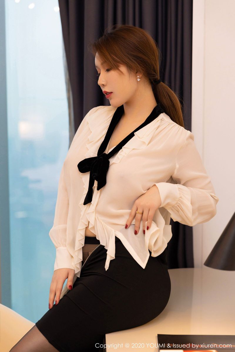 尤蜜荟性感女神Egg尤妮丝黑丝美腿女秘书装扮职场OL系列写真