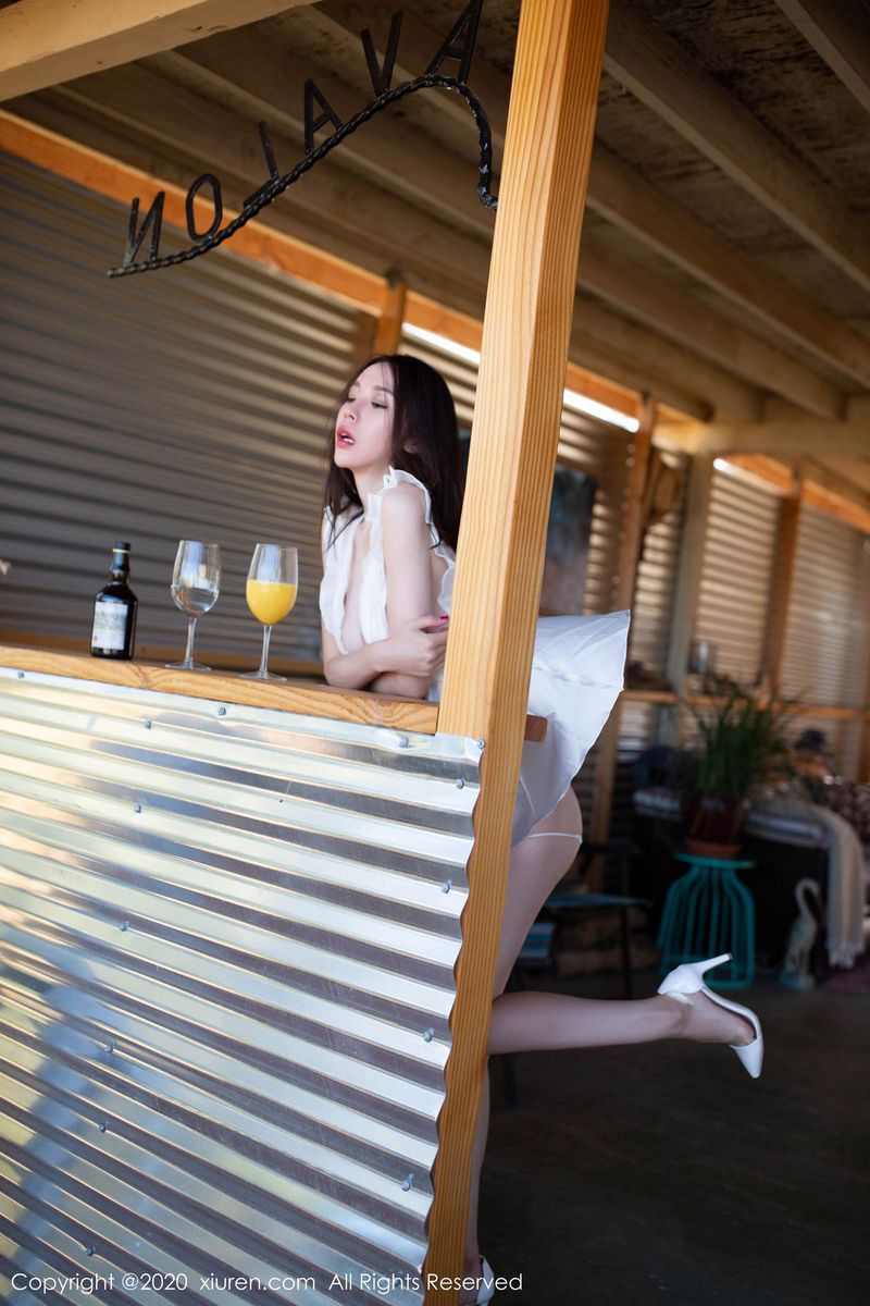 秀人网美女模特梦心玥高挑身材白色内衣美国酒吧性感旅拍