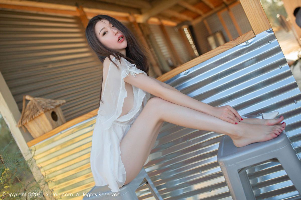 秀人网美女模特梦心玥高挑身材白色内衣美国酒吧性感旅拍